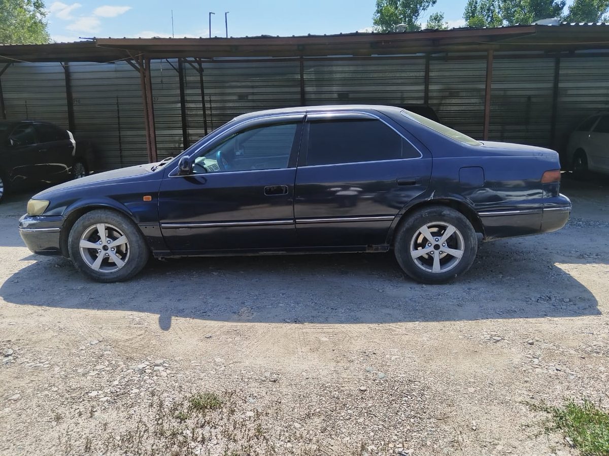 Toyota Camry 1996 года на стоянке — залоговый автомобиль, ожидающий назначения торгов в Алматы