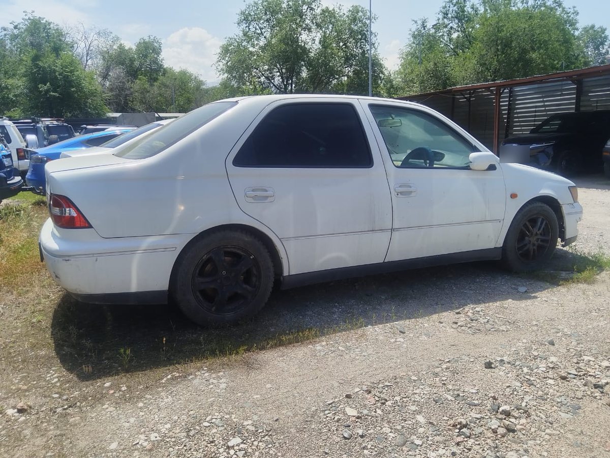 Toyota Vista 1998 года на стоянке — залоговый автомобиль, выставленный на электронные торги в Алматы