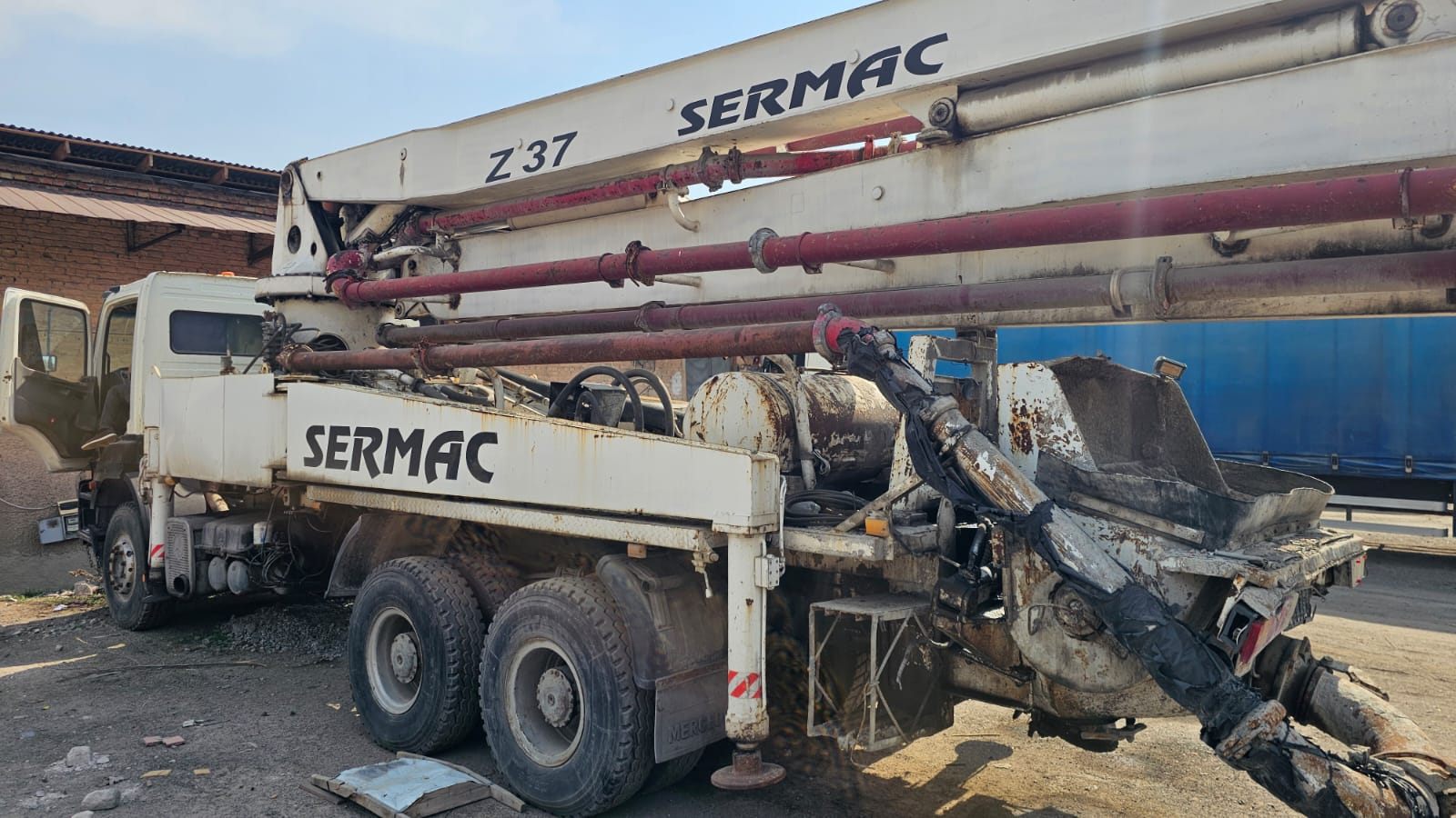 Приёмный бункер и насосная группа бетононасоса SERMAC на шасси Mercedes-Benz 3340