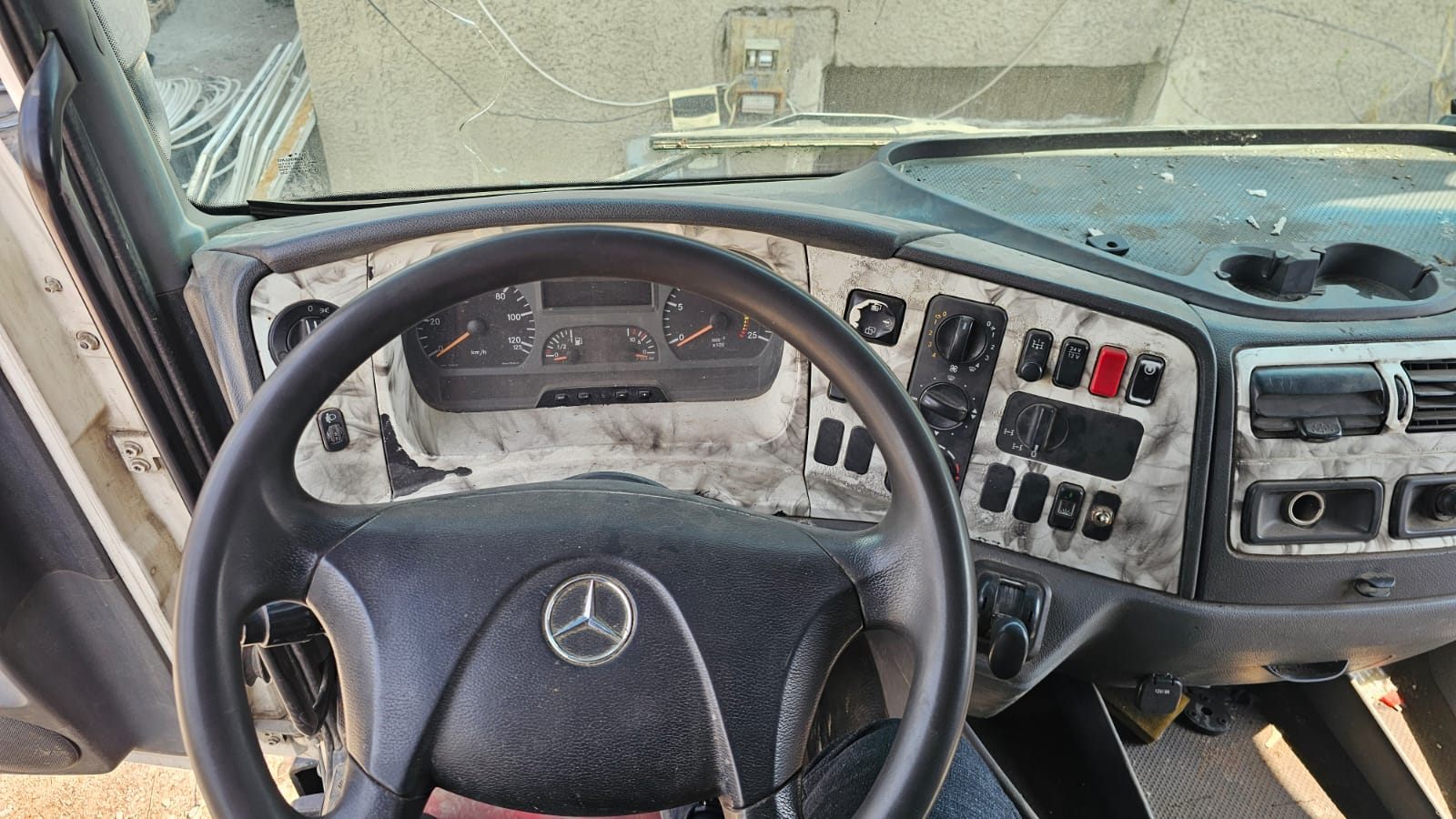 Панель приборов бетононасоса Mercedes-Benz Axor 3340 — состояние кабины