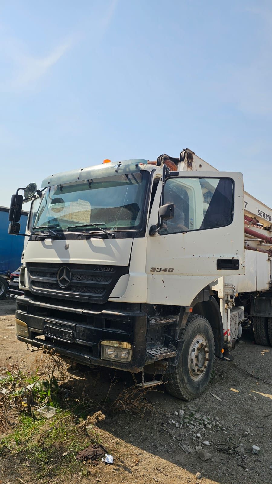 Бетононасос Mercedes-Benz Axor 3340 на стоянке, вид три четверти — лот на электронных торгах в Алматы