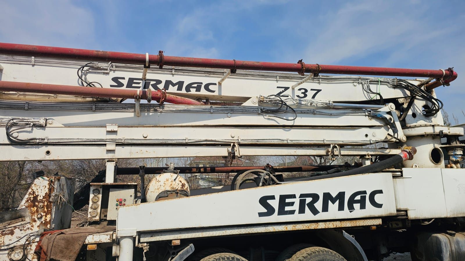 Стрела SERMAC Z37 в сложенном положении крупным планом — бетононасос на торгах в Алматы