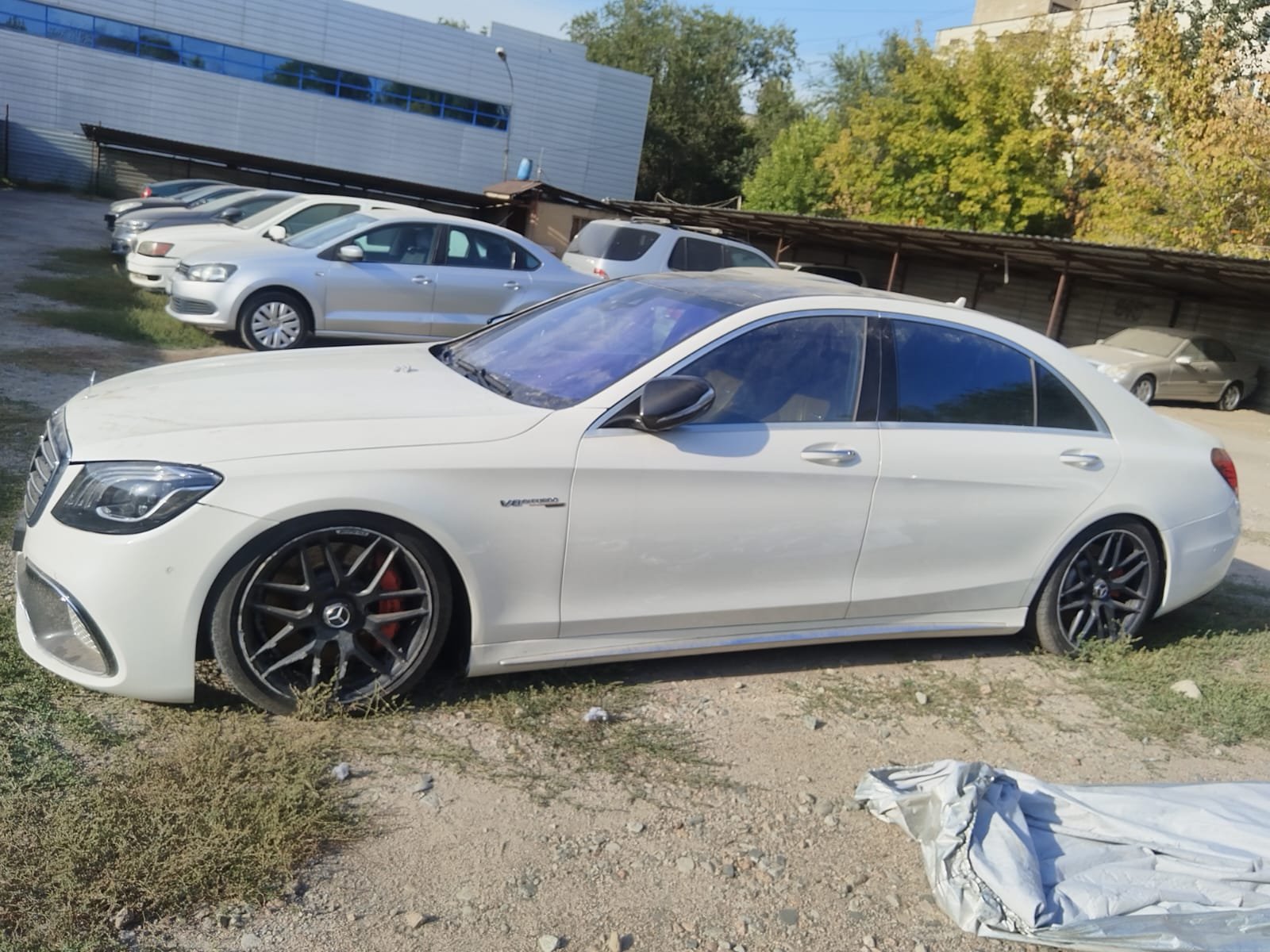 Mercedes-Benz S63 AMG 2014 сбоку — залоговый автомобиль на торгах в Алматы