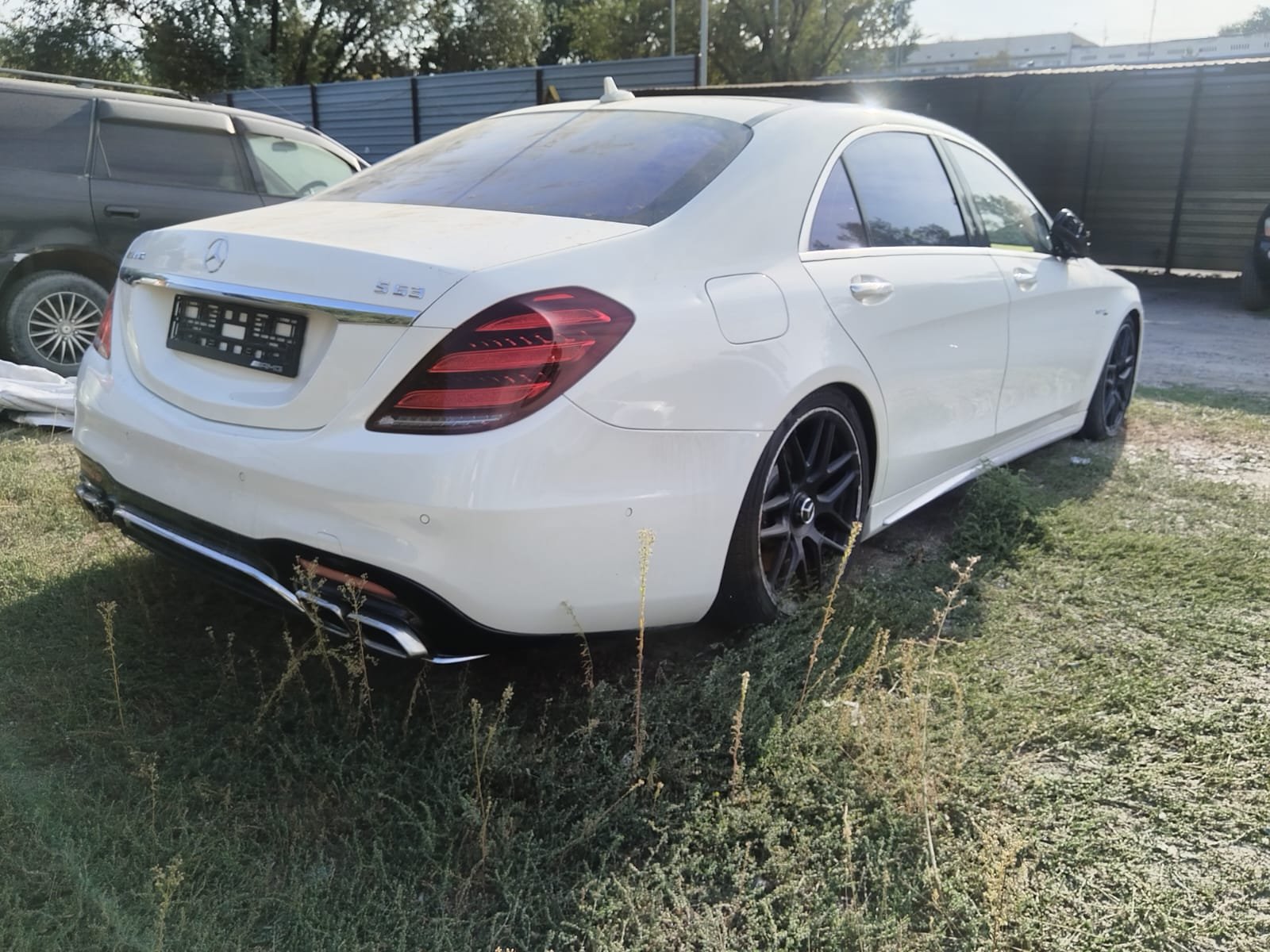 Mercedes-Benz S63 AMG 2014 сзади в три четверти