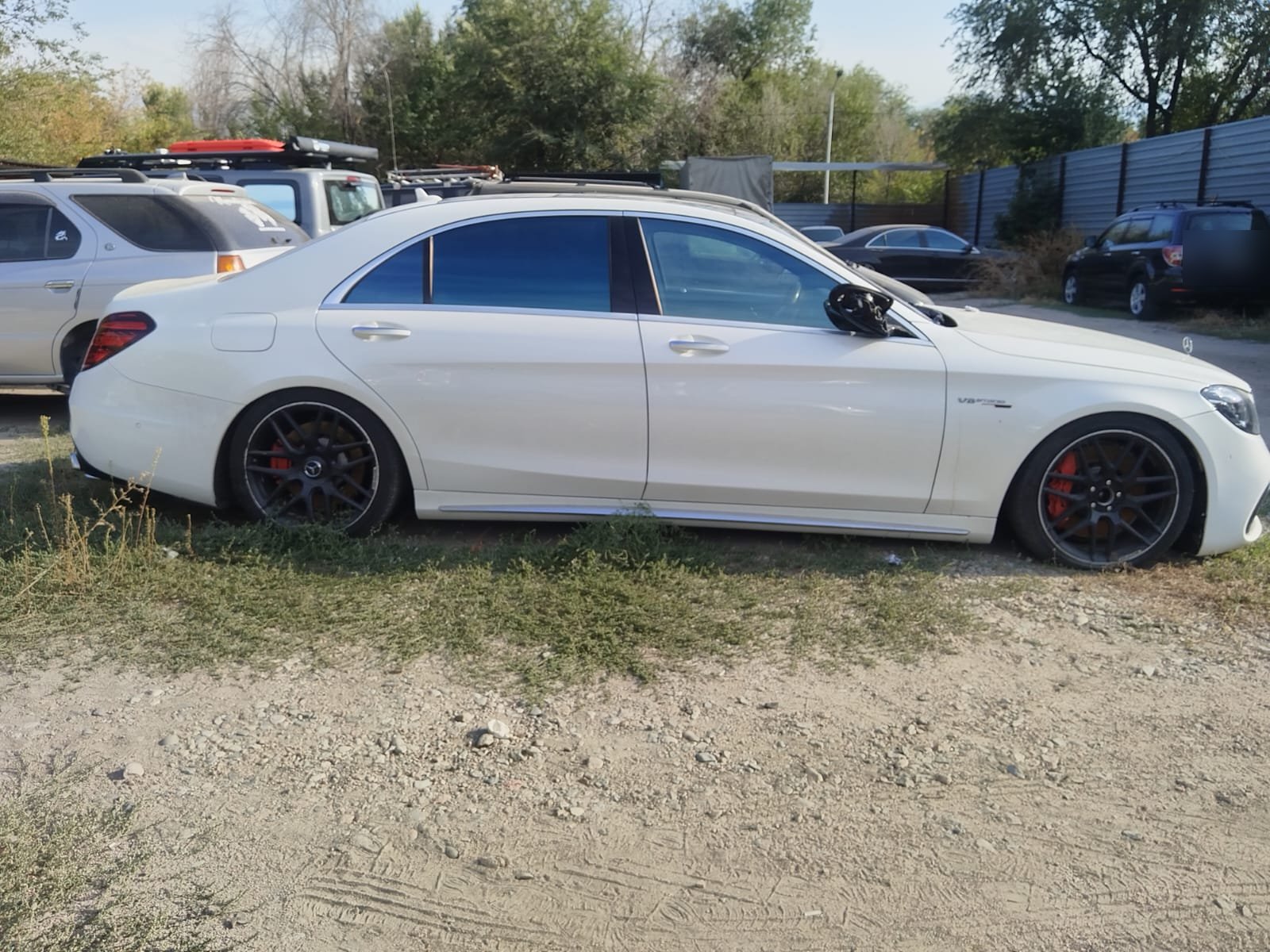 Mercedes-Benz S63 AMG 2014 в профиль, красные суппорты