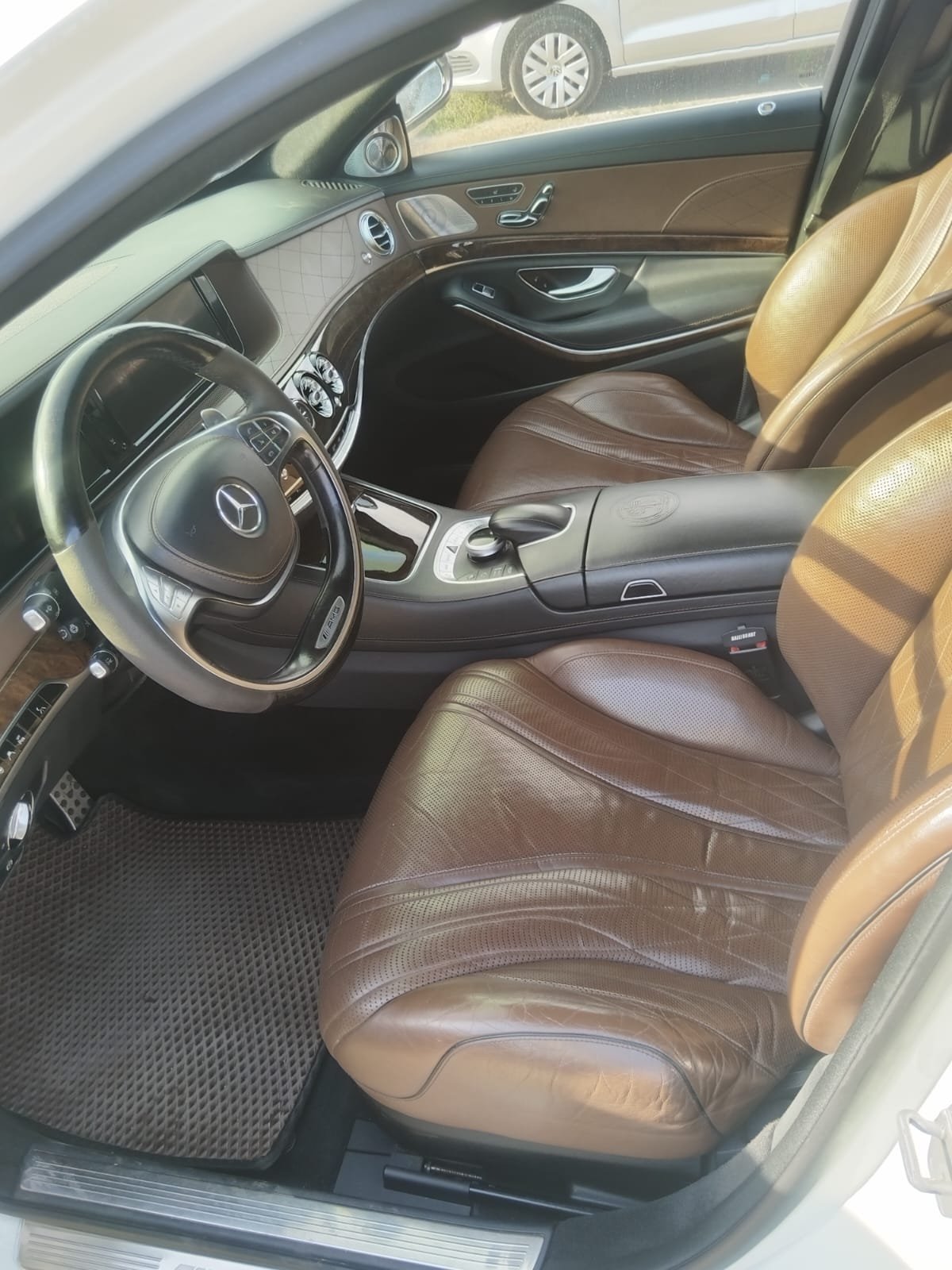Салон Mercedes-Benz S63 AMG 2014, место водителя, коричневая кожа